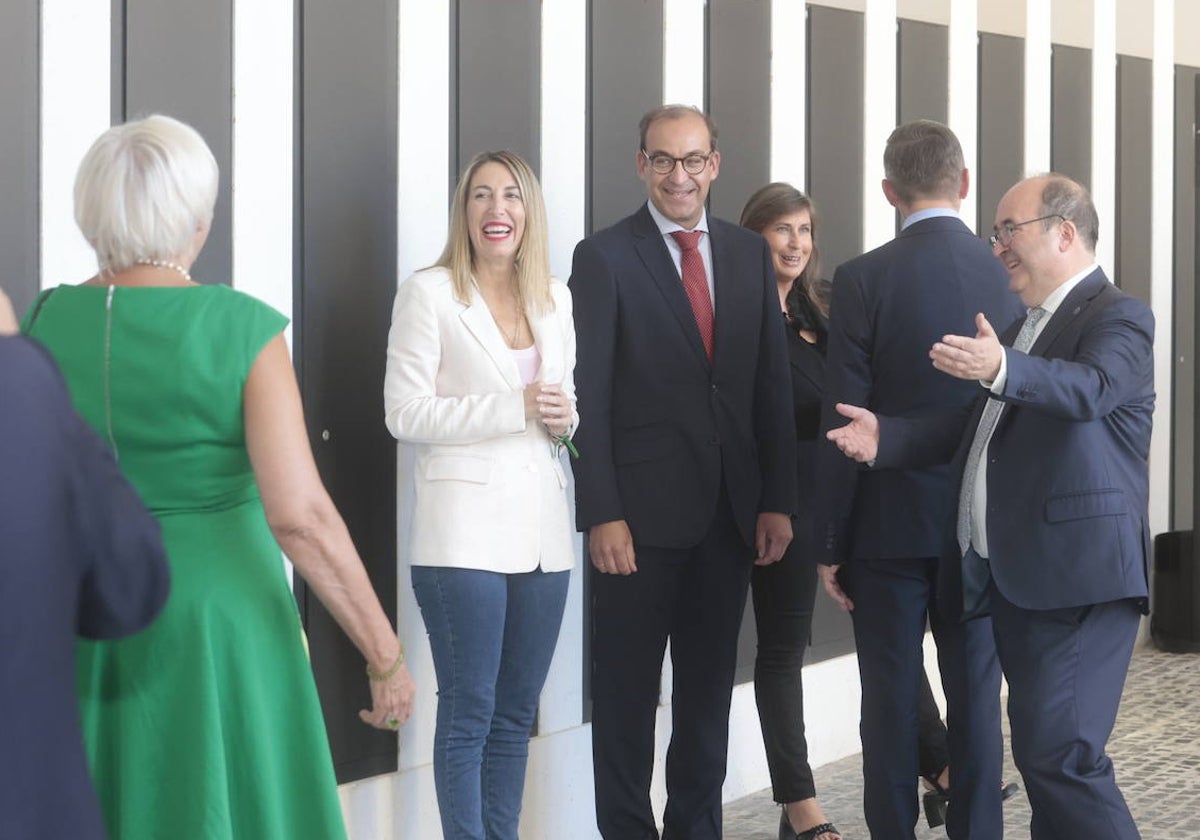 María Guardiola, Rafael Mateos y Miquel Iceta reciben a la ministra alemana, Claudia Roth (de espaldas).