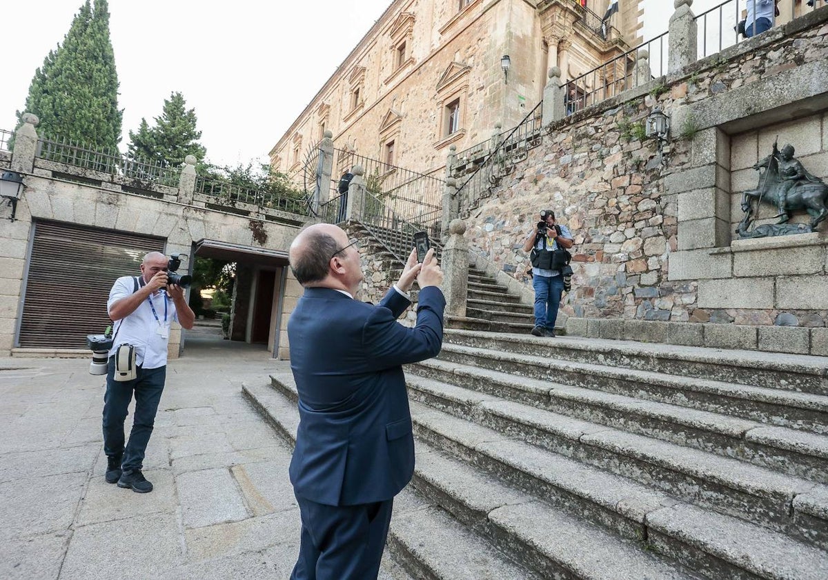 Imagen principal - Arriba, el ministro Iceta fotografía la estatua de San Jorge. Debajo, los ministros a su llegada a la plaza de San Jorge, donde compartían espacio con los turistas. En la imagen inferior, protesta de Salvemos la Montaña..