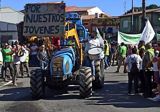 Manifestantes en Villanueva de la Sierra, donde han protestado toda la mañana del lunes.