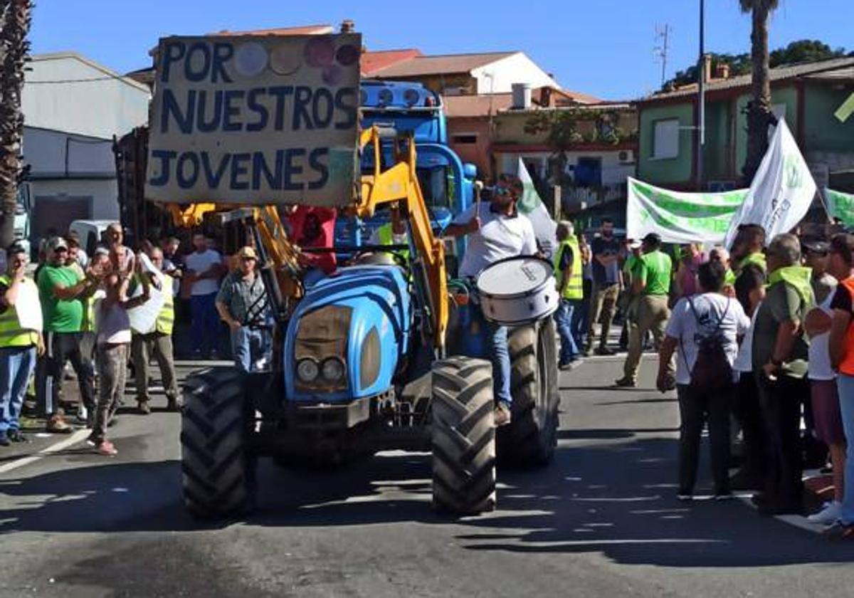 Demonstration in Villanueva de la Sierra against the “mafia practices” of the olive industry