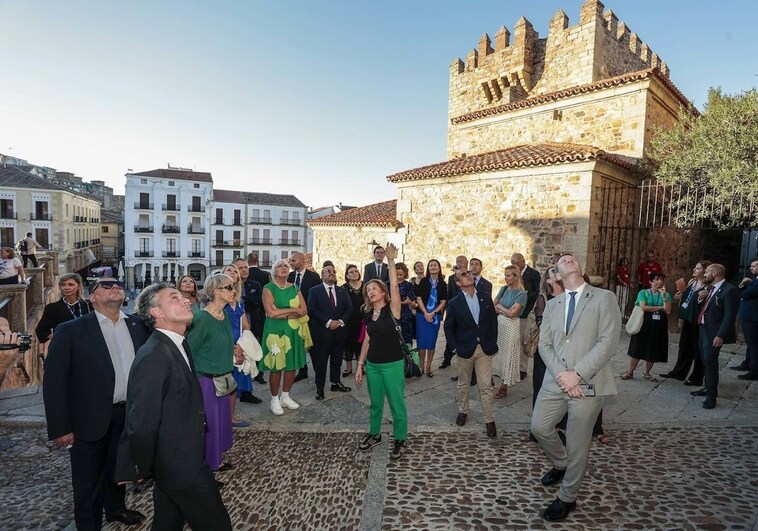 Ministros europeos entre turistas por San Jorge