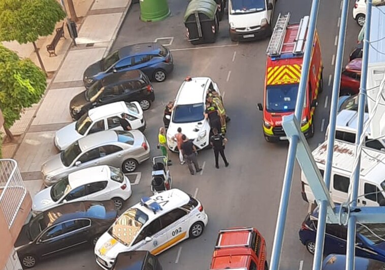 Los bomberos de Badajoz rescatan a un niño que se quedó encerrado en un coche