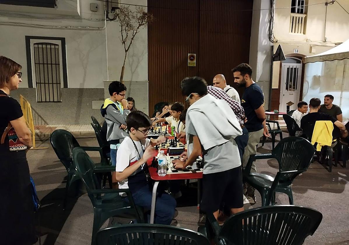 Imagen principal - Gran asistencia a la Feria de Comercio de Calamonte