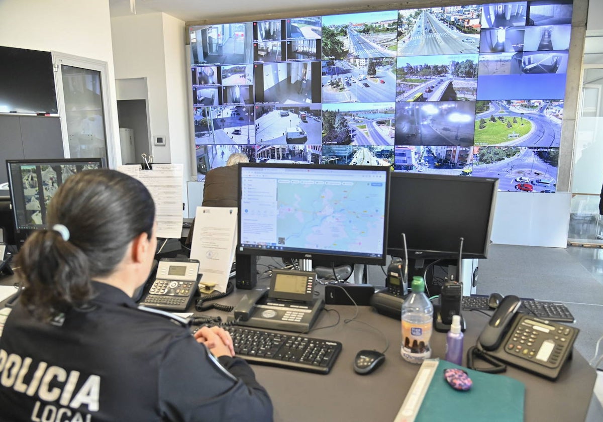 Una agente de la Policía Local dirige la sala de control en una imagen de archivo.