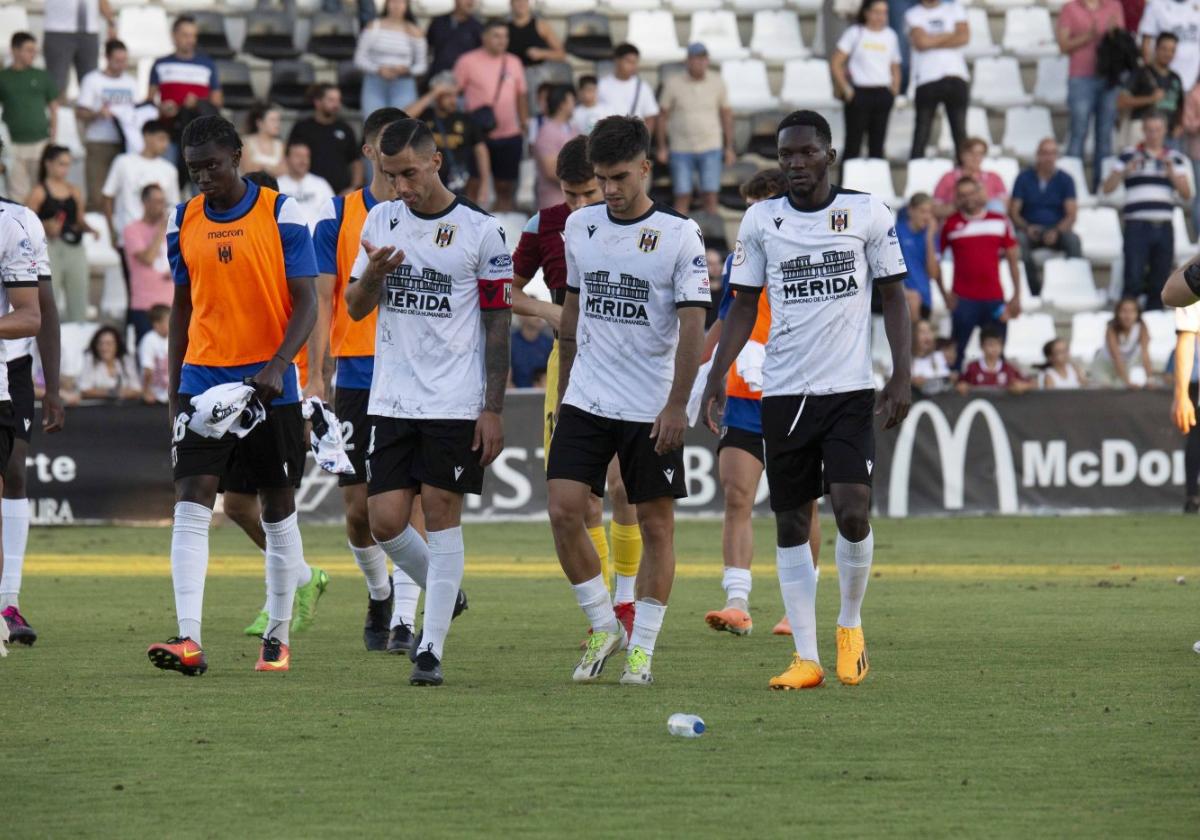 Los jugadores del Mérida se retiran a vestuarios tras la derrota ante el Real Madrid Castilla en el Romano.