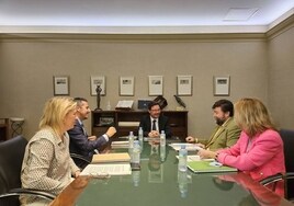 Reunión mantenida en la mañana de ayer entre el consejero de Economía y los agentes sociales.