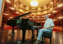 El cantante cacereño en el Gran Teatro de Cáceres este jueves.