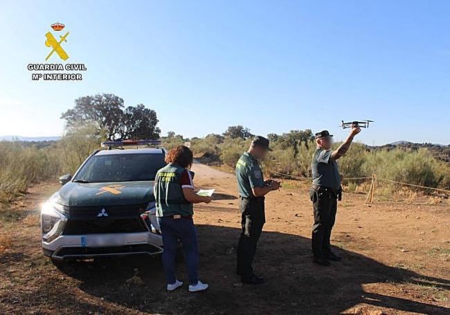 Agentes de la Guardia Civil con un dron.