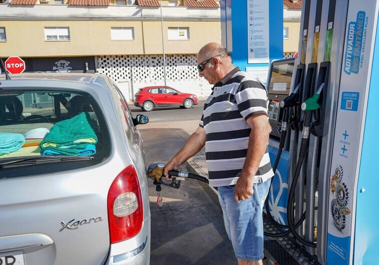 Llenar el depósito en Extremadura cuesta entre ocho y trece euros más que al inicio del verano