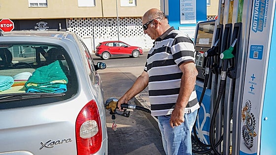 Llenar el depósito en Extremadura cuesta entre ocho y trece euros más que al inicio del verano