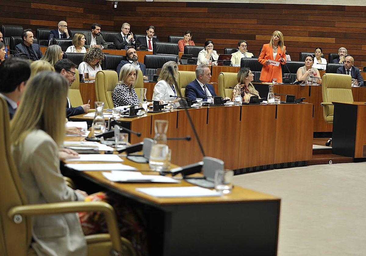 María Guardiola, presidenta de la Junta, escuchando a la presidenta del Grupo Socialista, Piedad Álvarez.