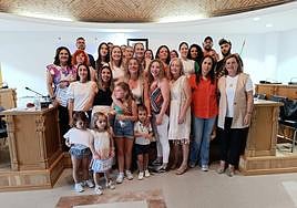 Alumnos, personal docente y Corporación Municipal durante la clausura.