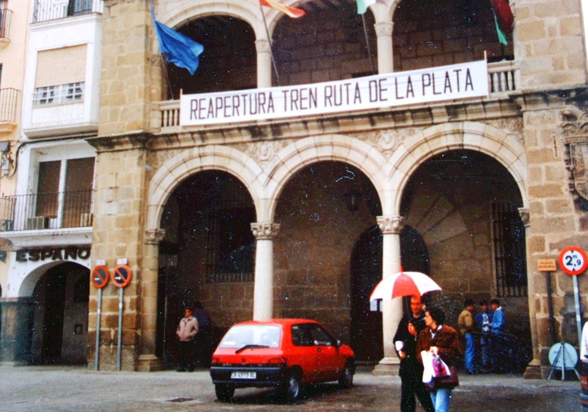 Pancarta reivindicativa que durante años lució en el Ayuntamiento de Plasencia.