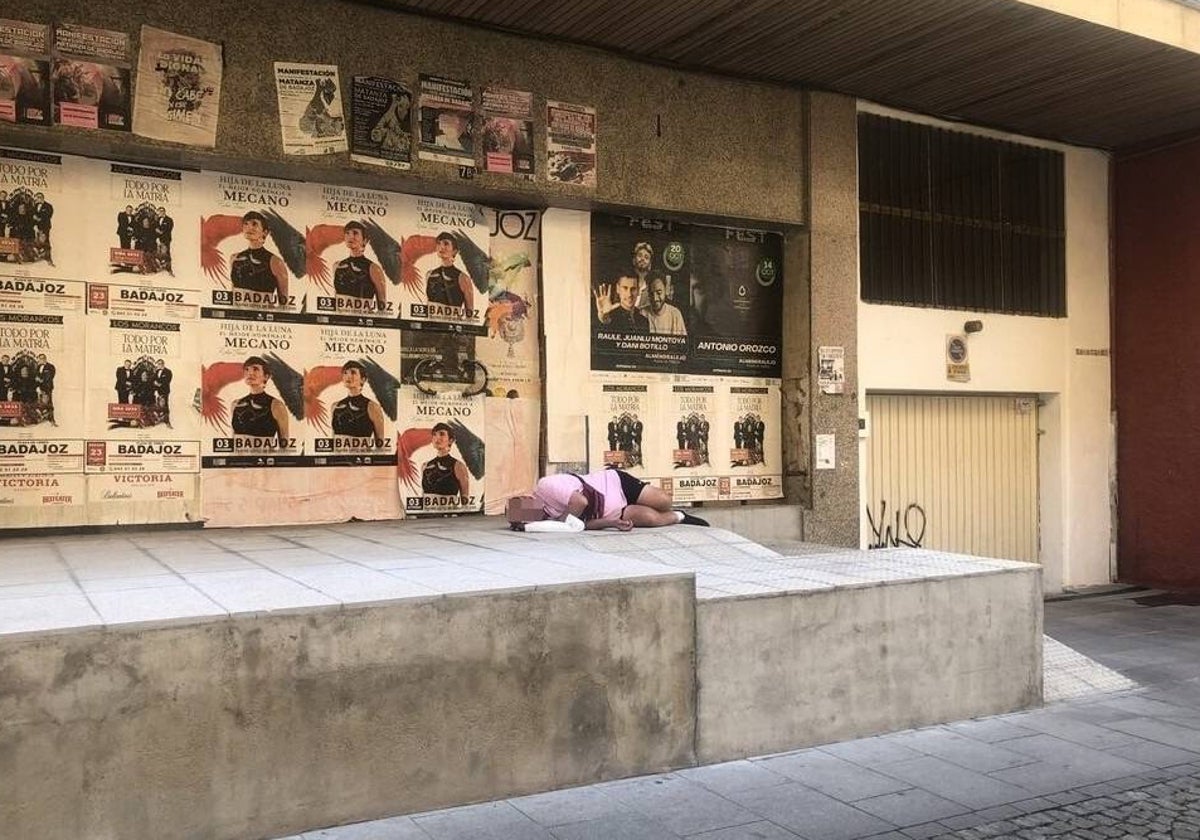 Un hombre durmiendo en la calle San Blas.