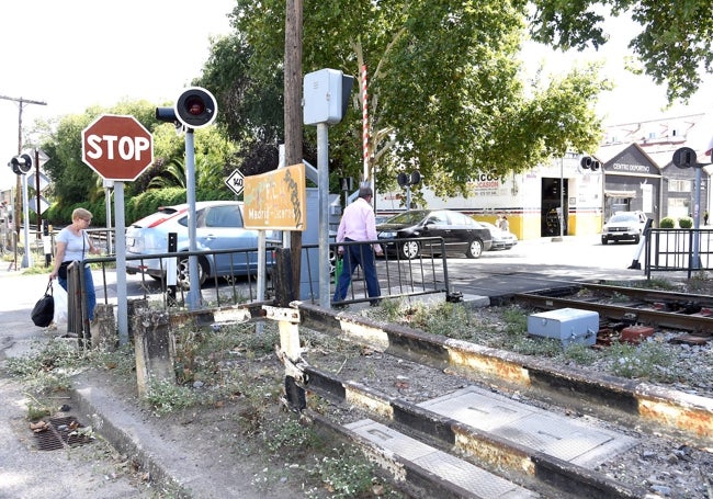 Paso a nivel en pleno centro de la localidad. Lo cruzan a diario cientos de personas y vehículos.