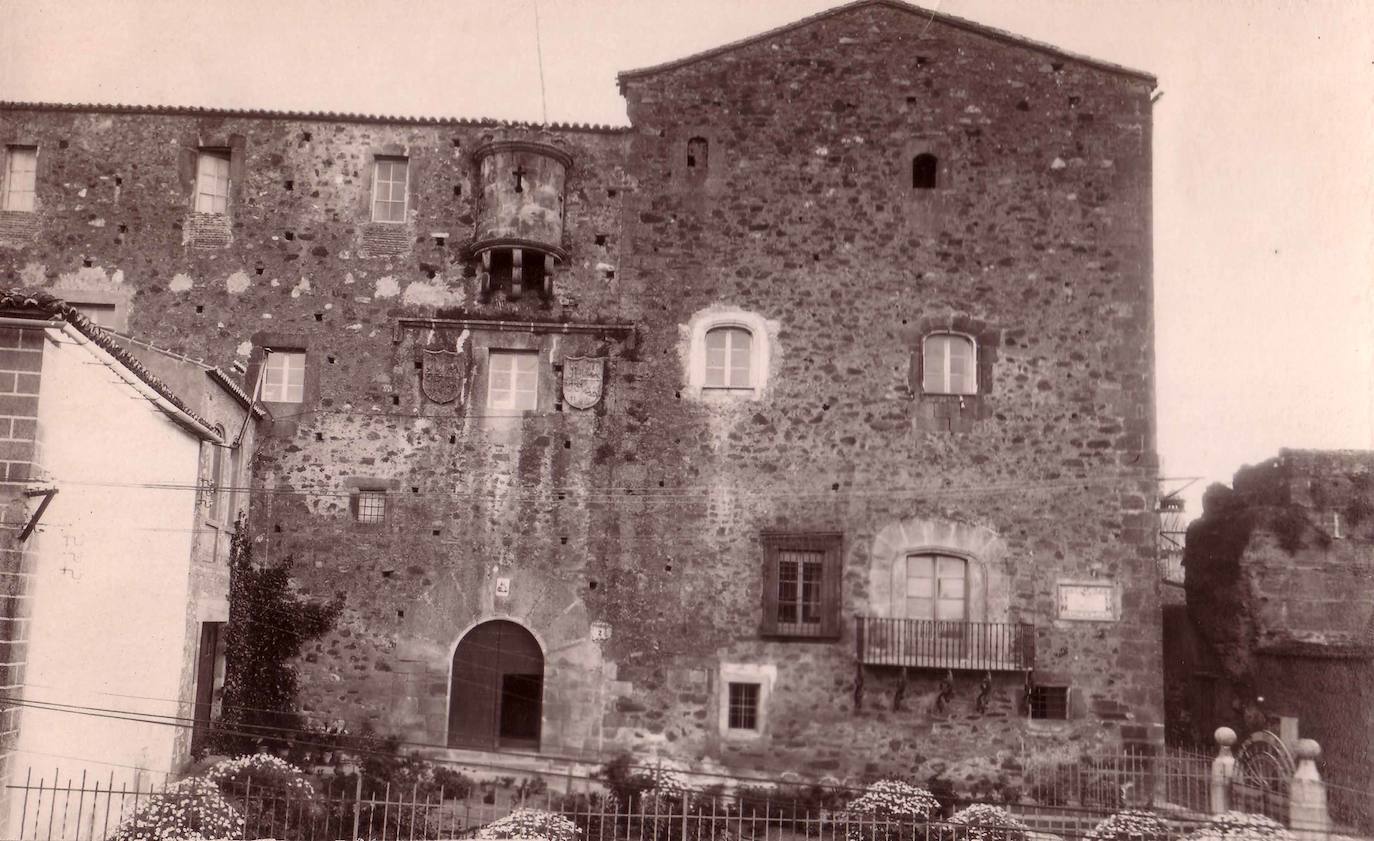 El jardín del palacio de la Generala en una fotografía de principios del siglo pasado. Al lado derecho del balcón hay una placa.