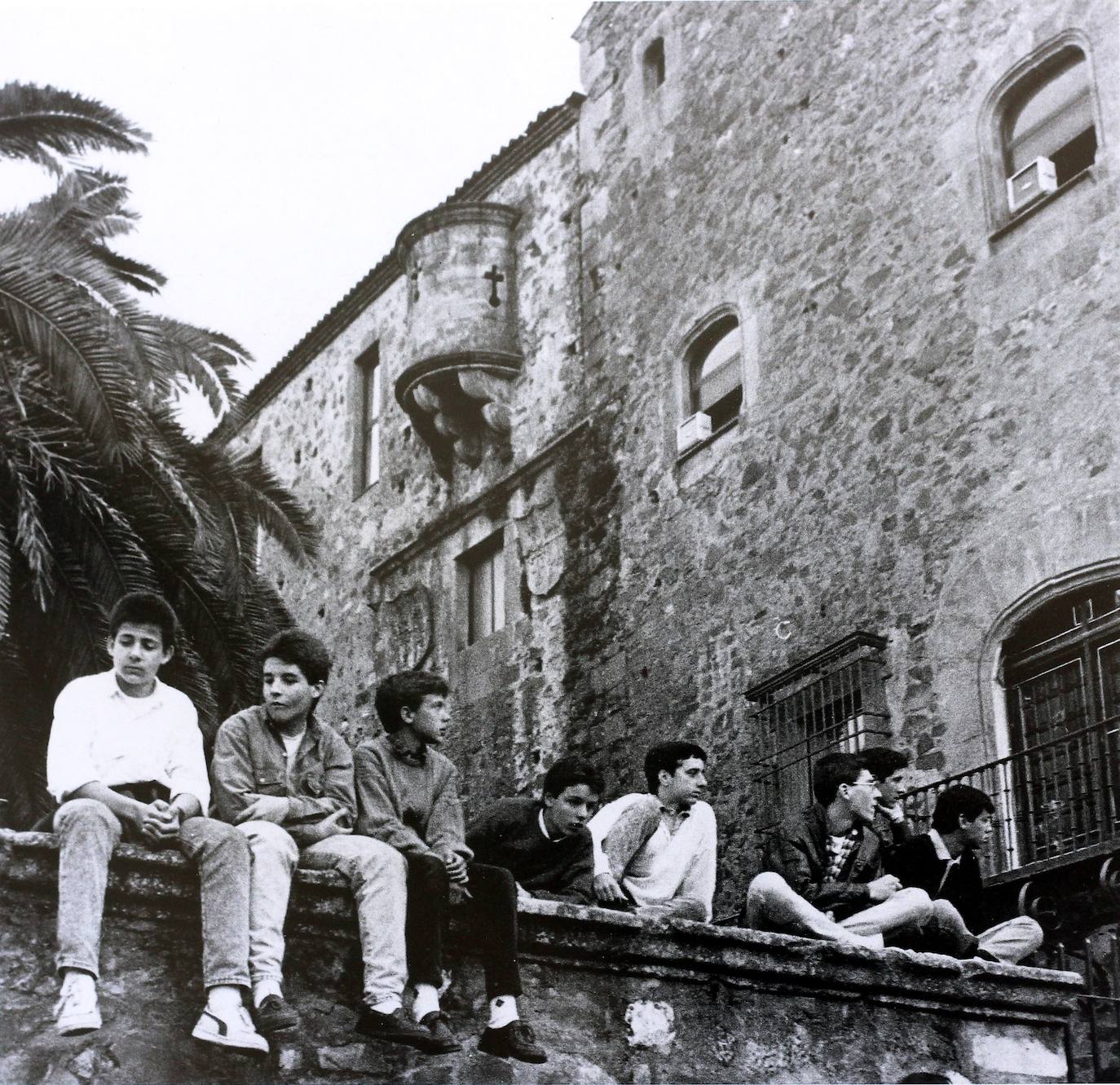 Imagen del palacio de la Generala con jóvenes, realizada por el fotógrafo Valentín Javier (1921-2012).