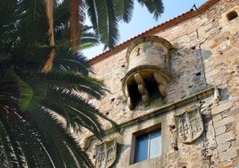 Bajo el matacán del palacio de la Generala están los escudos de Ovando-Mogollón (cruz de Calatrava con conchas de peregrino y dos osos).