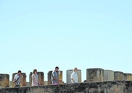 Turistas participando este sábado en una visita guiada a la Alcazaba de Badajoz.