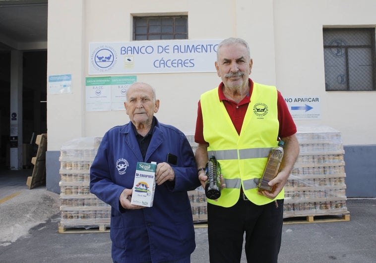 Florencio Morán y Juan Carlos Fernández Rincón, jefe de almacén y presidente del Banco de Alimentos de Cáceres.