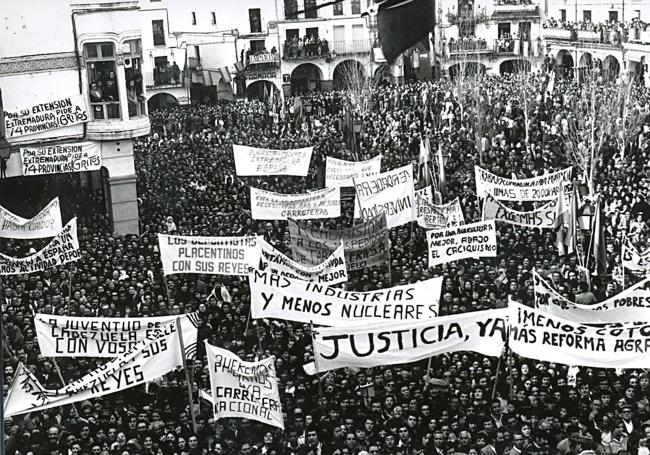 En su única visita como reina en 1977, Sofía encontró una Plaza Mayor llena de placentinos protestando.