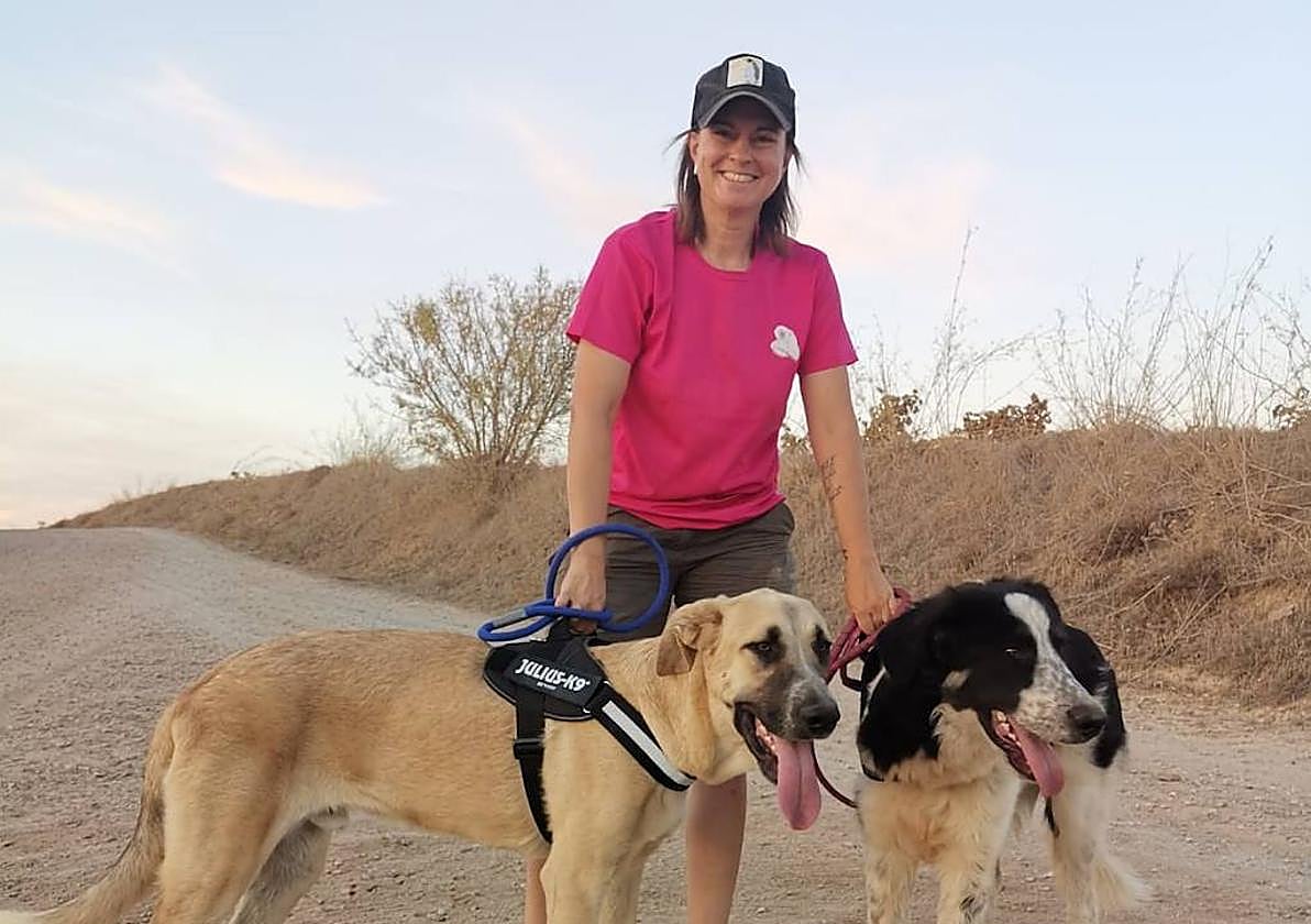 Cristina Alonso, profesora de Educación Sexual, junto a sus dos perros.
