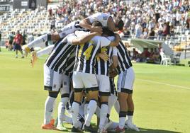 Los jugadores celebran el gol de Cinta.