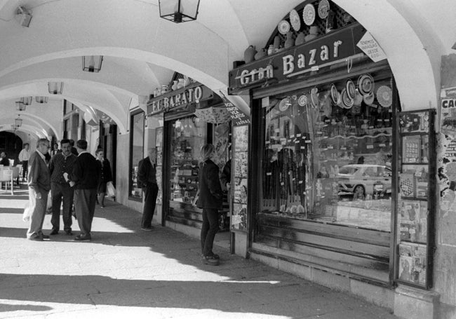 Imagen de los años noventa de la Plaza Mayor. El local que ocupaba el bazar El Barato es ahora un restaurante.