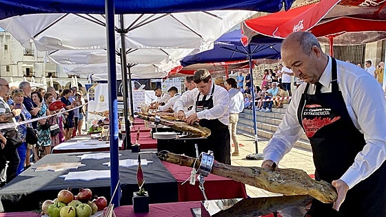 El onubense Antonio González gana el concurso de cortadores de jamón de Cáceres