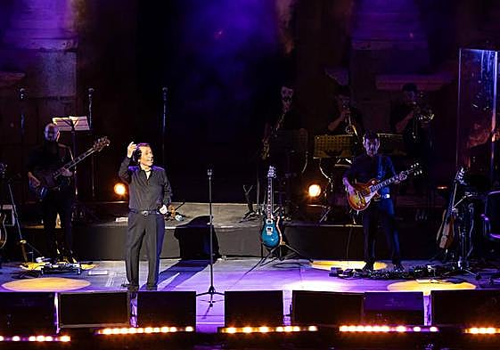 Raphael, este sábado sobre el escenario del Teatro Romano de Mérida.