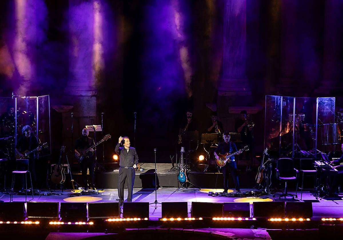 Raphael, este sábado sobre el escenario del Teatro Romano de Mérida.
