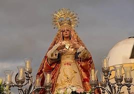 Imagen de archivo de la Virgen Dulce Nombre de María, con el rosario robado, durante una procesión en el Cerro de Reyes.