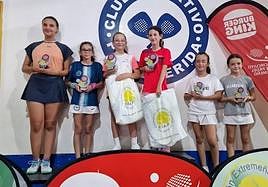 Algunas de las padelistas de Padelcalamonte con sus trofeos.