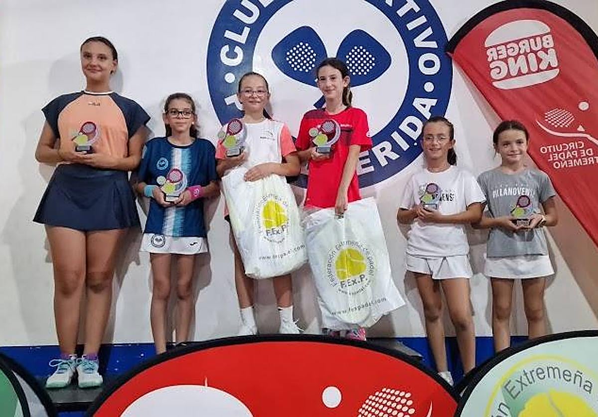 Algunas de las padelistas de Padelcalamonte con sus trofeos.