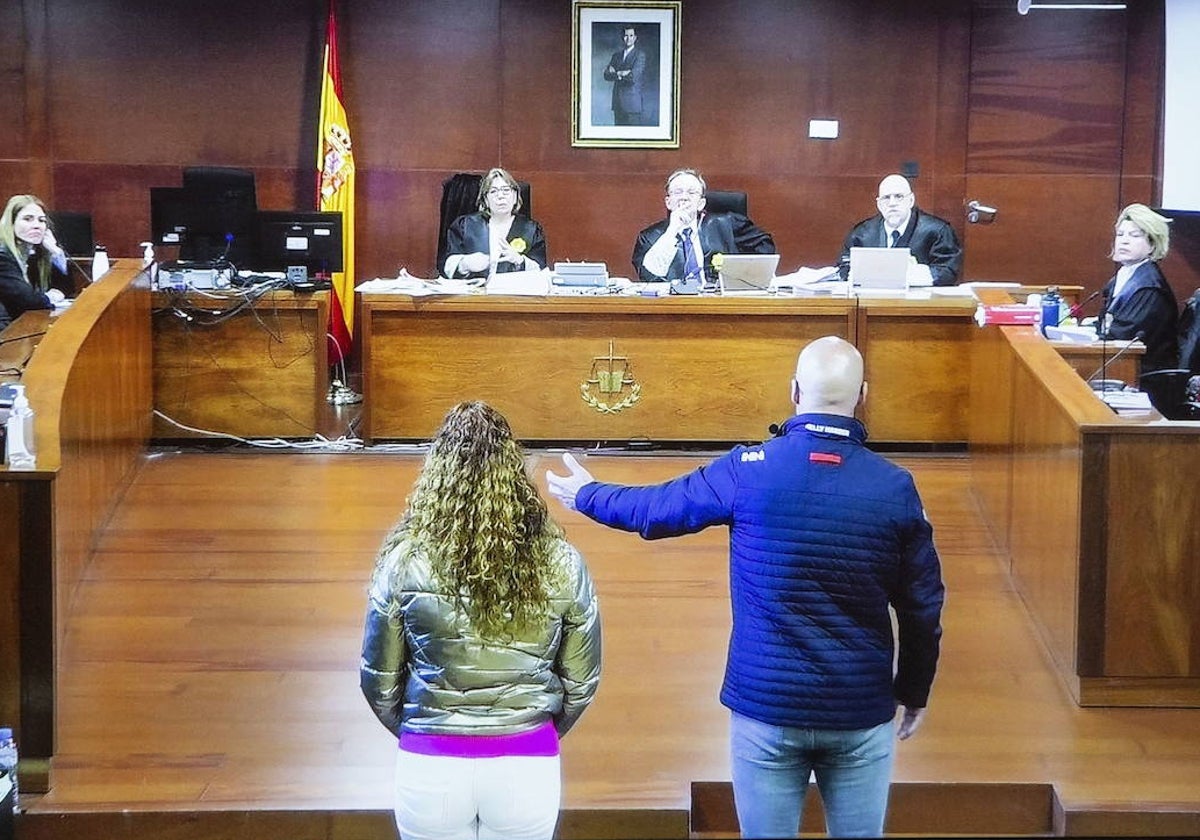 Priscila Lara y Constantín Gabriel en el juicio de marzo de 2023.