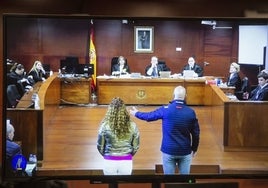 Priscila Lara y Constantín Gabriel en el juicio de marzo de 2023.