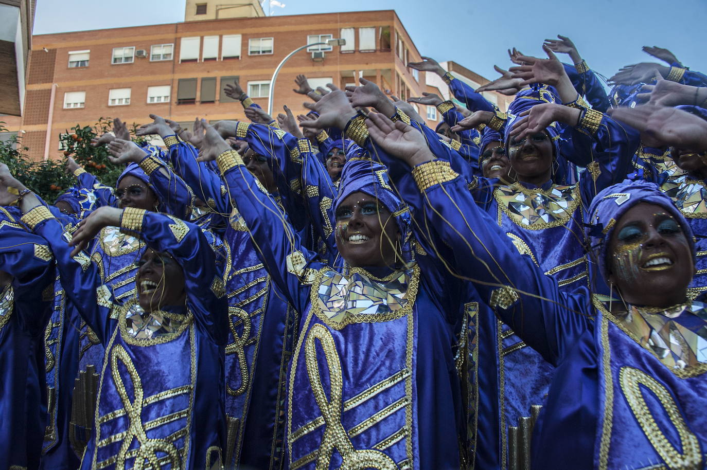 La comparsa iba disfrazada de coro de gospel.