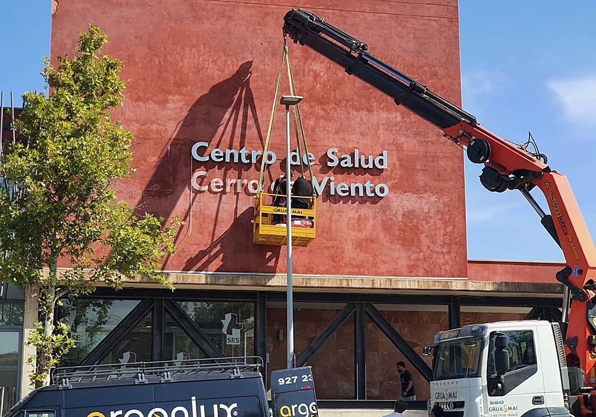 Los operarios cambiando el cartel ayer.