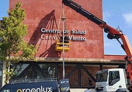 Los operarios cambiando el cartel ayer.