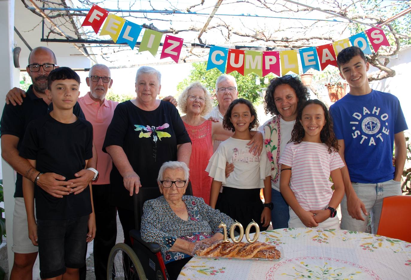 Chon, rodeada de hijos, nietos y biznietos el día de su cumpleaños.