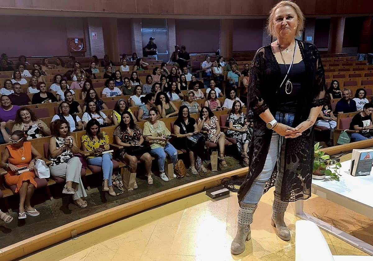 Megan Maxwel, anoche en el Centro Cultural Alcazaba.