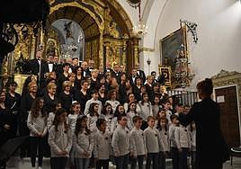 Fotografía de archivo. Grupo de la Escolanía con la Coral Frexnense. Año 2018.