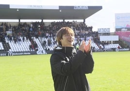 Akito aplaude a la grada del Romano tras un partido de la pasada temporada.