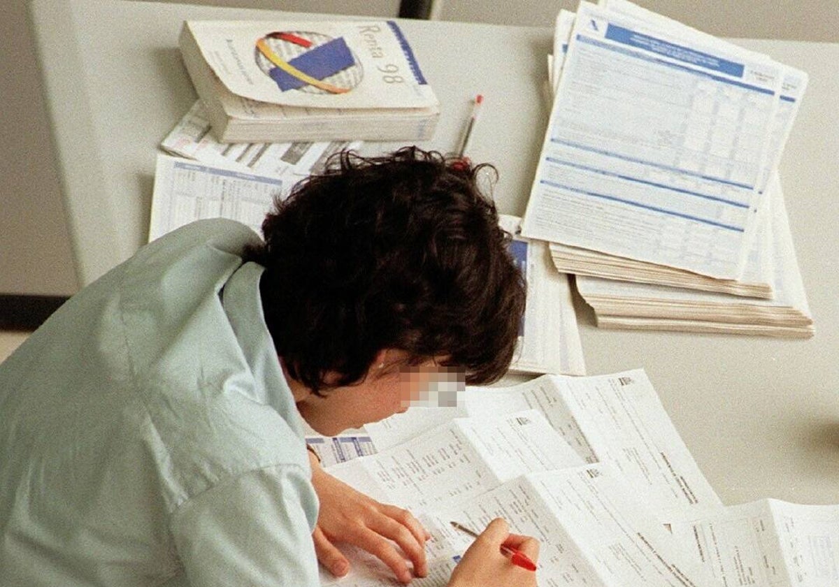 Una mujer haciendo la declaración de la renta.