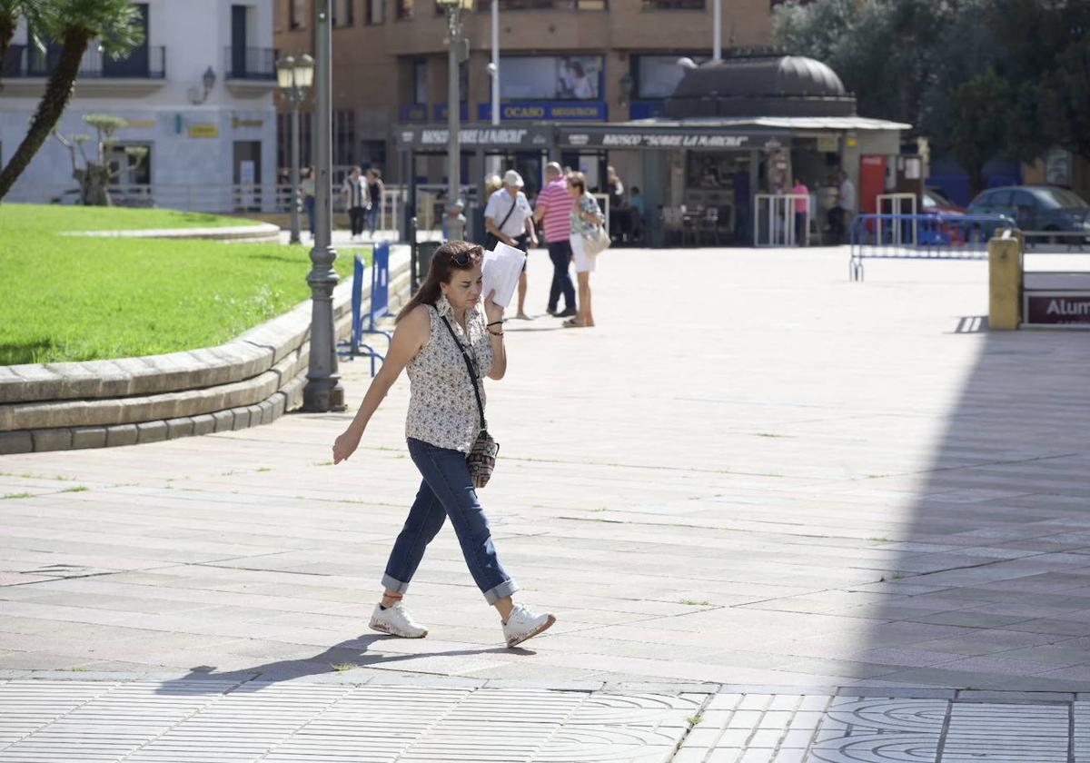 Una mujer se protege del sol estos días en el centro de Badajoz.