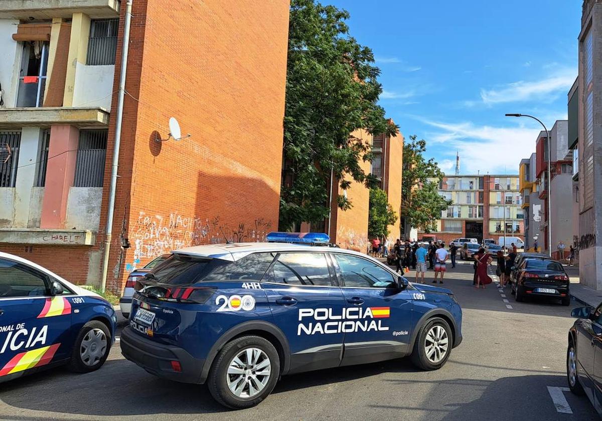 Policía Nacional en la barriada de Los Colorines, este viernes en Badajoz.