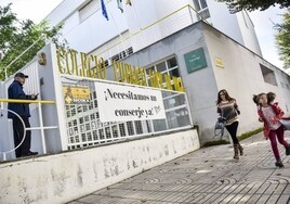 Una pancarta solicitando conserje en la fachada del colegio Lope de Vega en 2018.