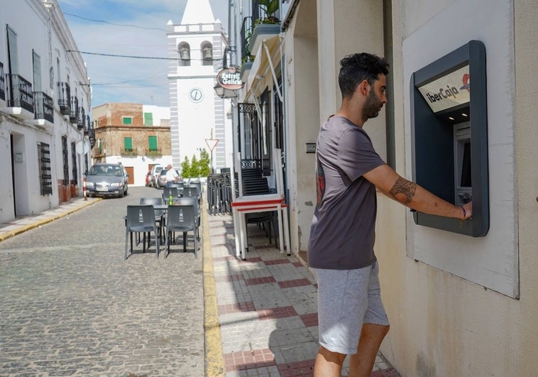 Un vecino sacando ayer dinero en un cajero de la localidad, de 1.900 habitantes.