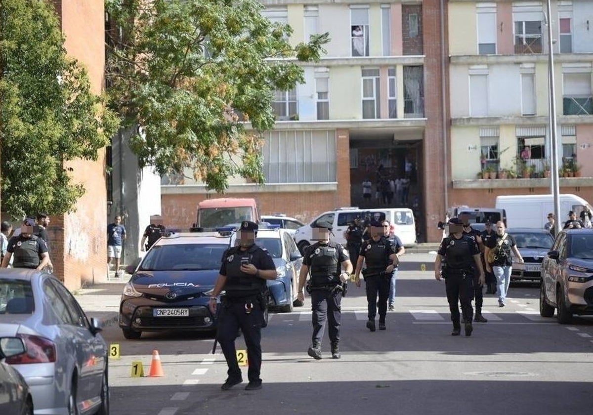 Los agentes cerraron los accesos a Los Colorines tras producirse el segundo tiroteo.