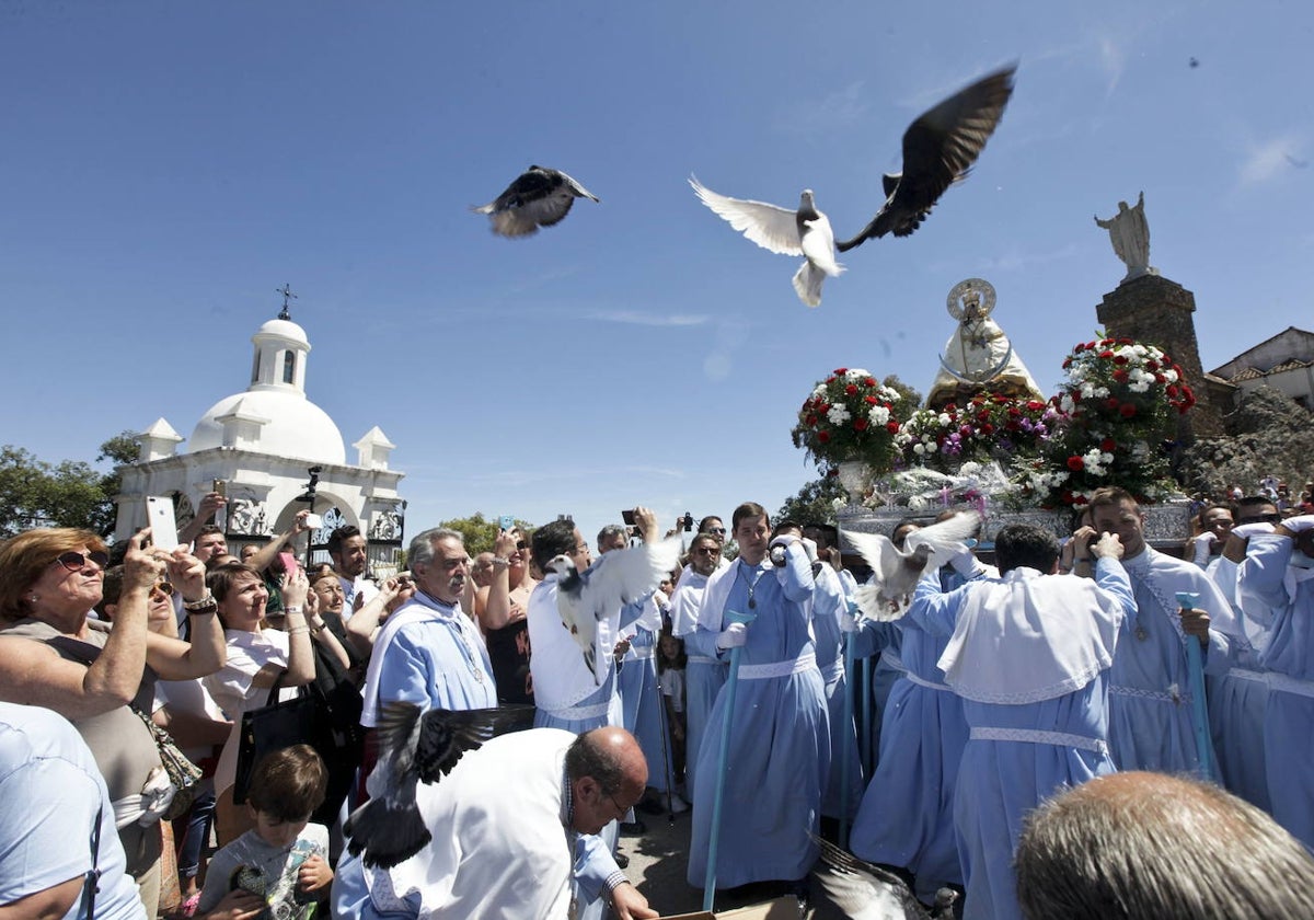 La Virgen de la Montaña a su llegada a la explanada tras la procesión de subida en una imagen de archivo. El día 12 estará en el templete exterior durante la misa.